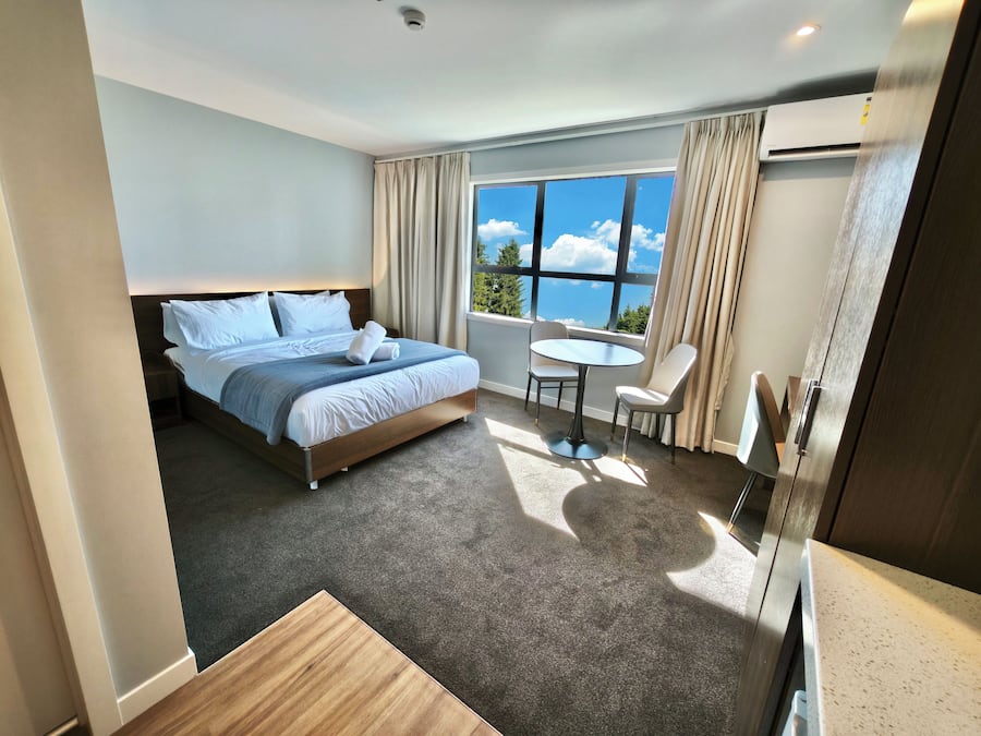 Deluxe Studio | Desk, iron/ironing board, free WiFi, bed sheets