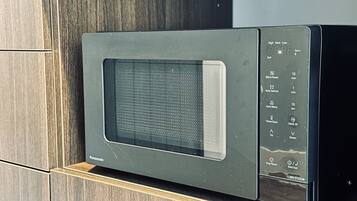 Un four à micro-ondes Panasonic doté d’un écran numérique, d’un panneau de commande et d’un bouton d’alimentation.