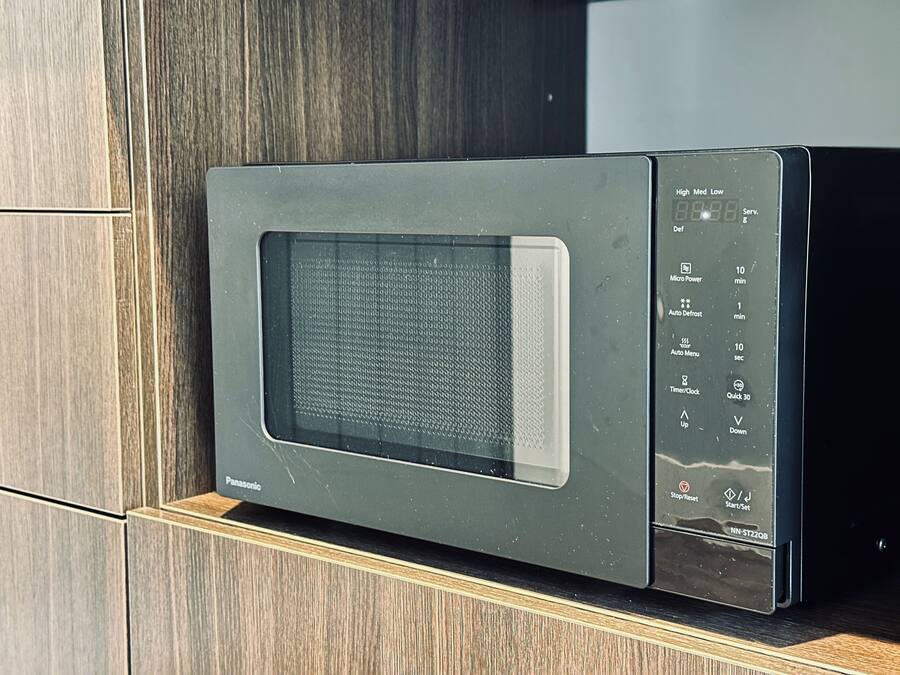 Un four à micro-ondes Panasonic doté d’un écran numérique, d’un panneau de commande et d’un bouton d’alimentation.