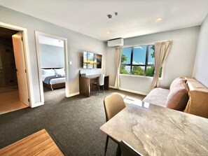 Desk, iron/ironing board, free WiFi, bed sheets - StarLand Stays (Auckland)