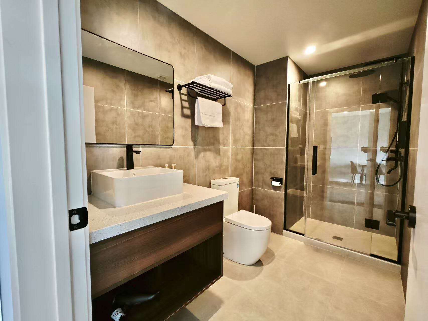 Ducha, secador de pelo, toallas, jabón