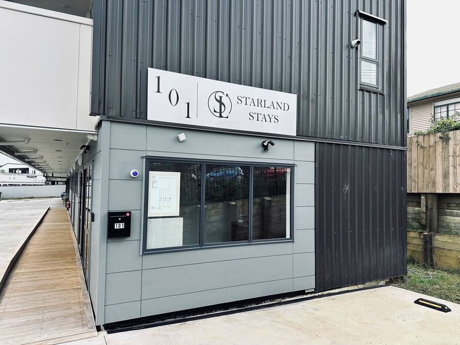 Un bâtiment de Starland Stays doté d’un panneau indicateur, d’une fenêtre et d’une porte.