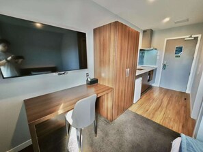 Bureau, fer et planche à repasser, Wi-Fi gratuit, draps fournis