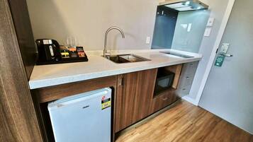 Frigobar, microondas, placa de cocina, lavavajillas