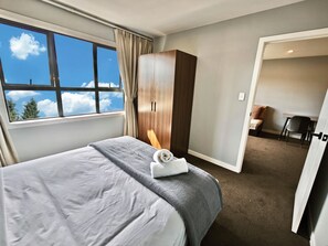 Family Studio Suite | Desk, iron/ironing board, free WiFi, bed sheets - StarLand Stays (Auckland)