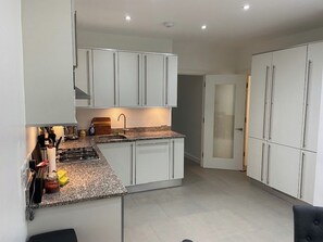 Frigorifero, microonde, forno, piano cottura