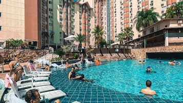 7 outdoor pools, free pool cabanas, pool loungers