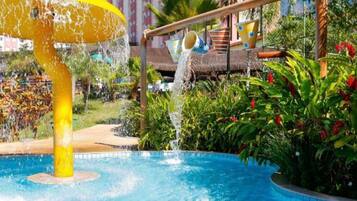 7 buitenzwembaden, gratis zwembadcabana's en ligstoelen