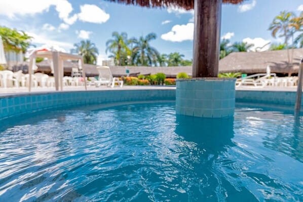 7 outdoor pools, free pool cabanas, pool loungers