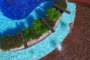 7 kolam renang outdoor, dengan cabana gratis dan kursi berjemur