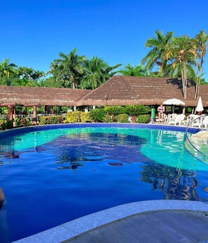 7 kolam renang outdoor, dengan cabana gratis dan kursi berjemur