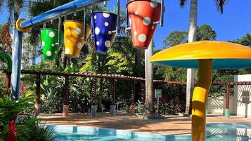 7 albercas al aire libre, camas balinesas gratuitas y camastros