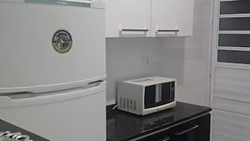 Refrigerador, microondas, parrilla de estufa y utensilios de cocina