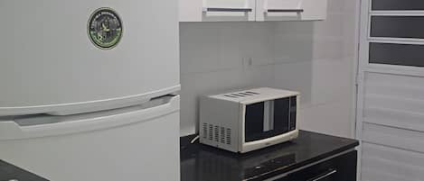 Geladeira, micro-ondas, cooktop, talheres/pratos/utensílios de cozinha