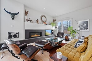 Smart TV, fireplace