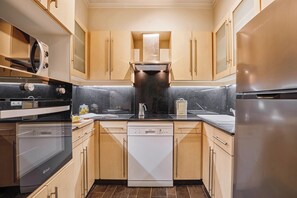 Kühlschrank, Mikrowelle, Ofen, Herdplatte