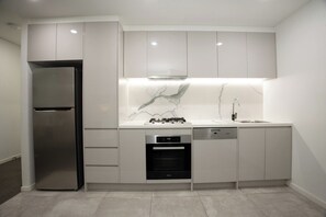 Een koelkast, een microgolfoven, een oven, een kookplaat