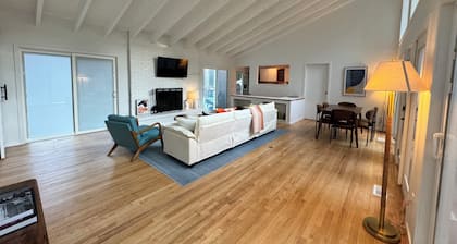 Retro Modern 3-Bedroom House with Heated Pool, Large Deck, WiFi in East Hampton