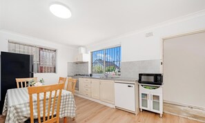 Microwave, oven, stovetop, dishwasher - KozyGuru | Ashfield | Cozy 4 Bedroom House (Ashfield)
