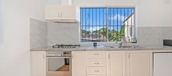 KozyGuru | Ashfield | Cozy 4 Bedroom House