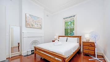 4 bedrooms, iron/ironing board, WiFi, bed sheets