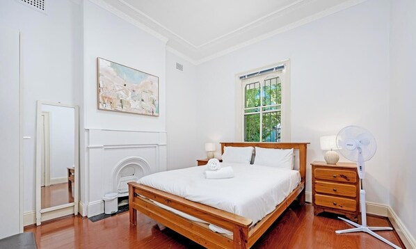 4 bedrooms, iron/ironing board, WiFi, bed sheets - KozyGuru | Ashfield | Cozy 4 Bedroom House (Ashfield)