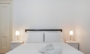 4 habitaciones, tabla de planchar con plancha, wifi y ropa de cama 