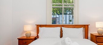 KozyGuru | Ashfield | Cozy 4 Bedroom House