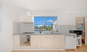 Microwave, oven, stovetop, dishwasher - KozyGuru | Ashfield | Cozy 4 Bedroom House (Ashfield)