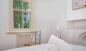 4 habitaciones, tabla de planchar con plancha, wifi y ropa de cama 