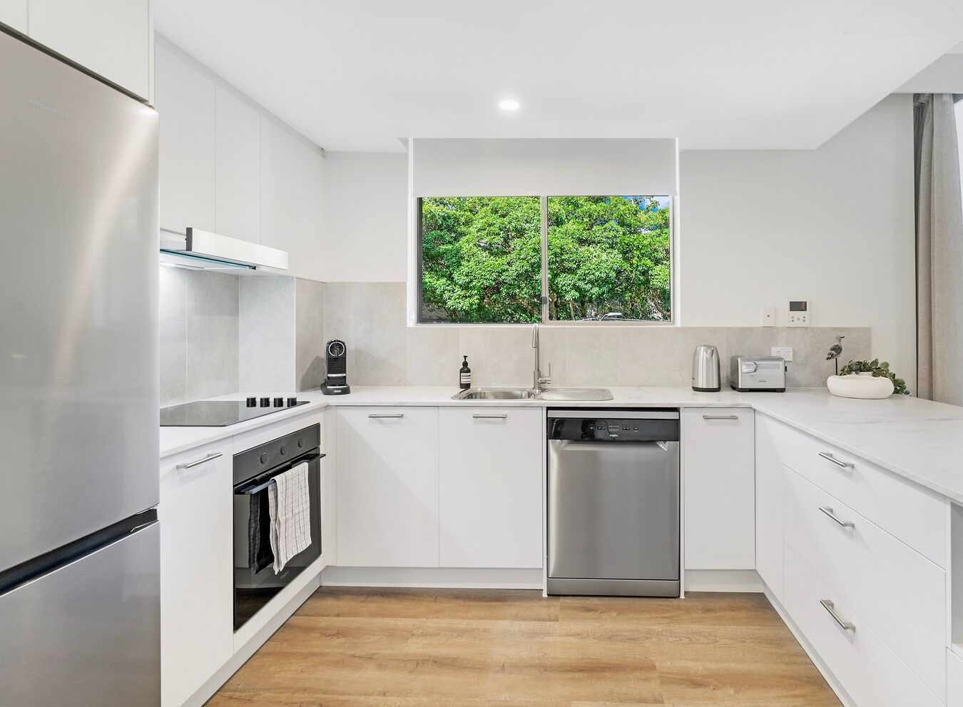 Refrigerador, microondas, horno y parrilla de estufa 