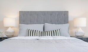 A bed with white bedding, two pillows, and two bedside tables with lamps. - KozyGuru | Camperdown | Cozy 2-Bed Apt + Parking (Camperdown)