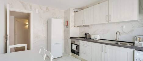 Kjøleskap, mikrobølgeovn, ovn og kokeplater