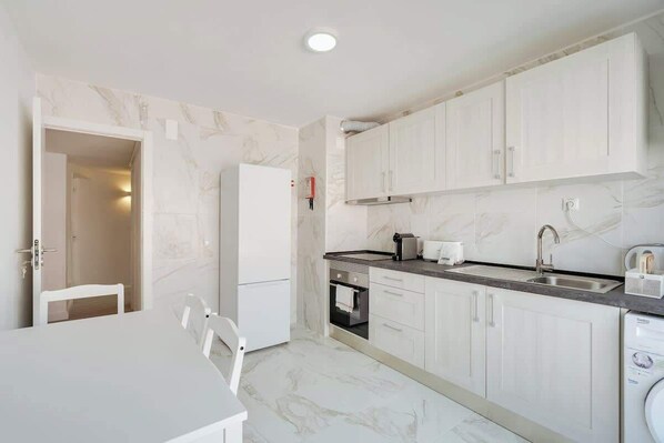 Réfrigérateur, micro-ondes, four, plaque de cuisson