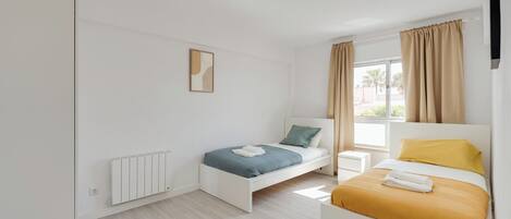 3 室のベッドルーム、アイロン / アイロン台、WiFi (無料)、ベッドシーツ