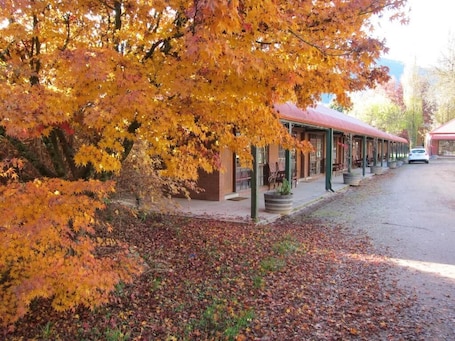 Exterior. Harrietville Snowline Hotel