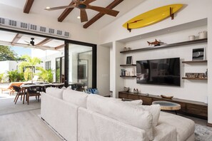 TV, stereo - Luxury 7-Suite Villa in Playa Grande Steps to Beach | Pool & Lounge | Free Surfboards & Bikes (Playa Grande)