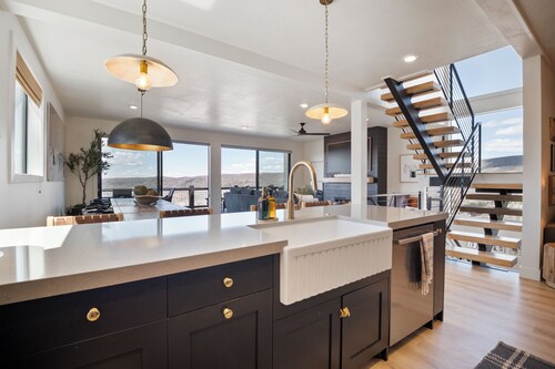 360deg views, sleeps 18, hot tub, pickleball