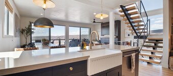 360deg views, sleeps 18, hot tub, pickleball