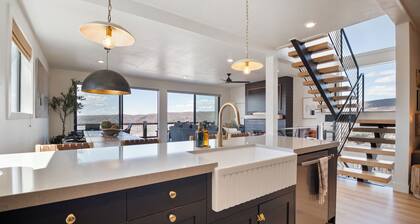 360deg views, sleeps 18, hot tub, pickleball