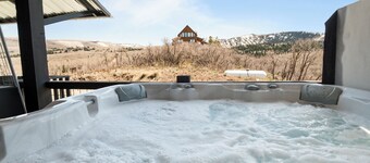 360deg views, sleeps 18, hot tub, pickleball