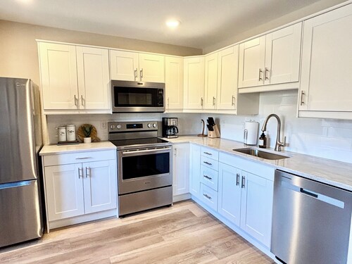 Convenient to the North Shore walk to Lake Superior, centrally located 2 bedroom