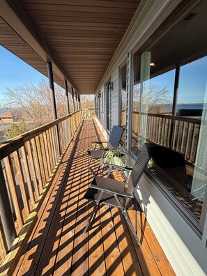 Property grounds - Convenient to the North Shore walk to Lake Superior, centrally located 2 bedroom (Duluth)