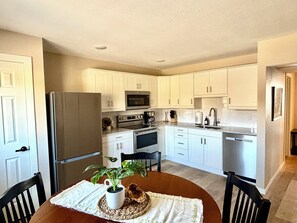 Fridge, microwave, oven, stovetop - Convenient to the North Shore walk to Lake Superior, centrally located 2 bedroom (Duluth)