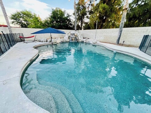 Spacious 3-bedroom house with pool in a peaceful area in Bakersfield.
