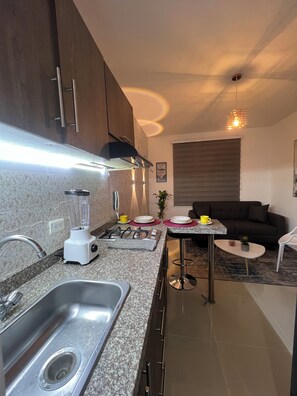 Een microgolfoven, een oven, een kookplaat