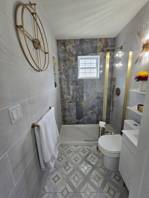 Shower, hair dryer, bidet, towels