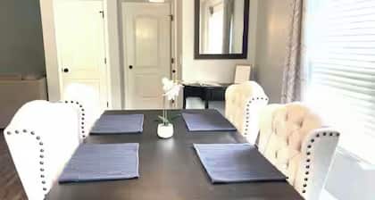 Charming Spacious 4-Bedroom Home, Fenced Backyard In Quiet Columbia Neighborhood