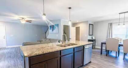 Charming Spacious 4-Bedroom Home, Fenced Backyard In Quiet Columbia Neighborhood