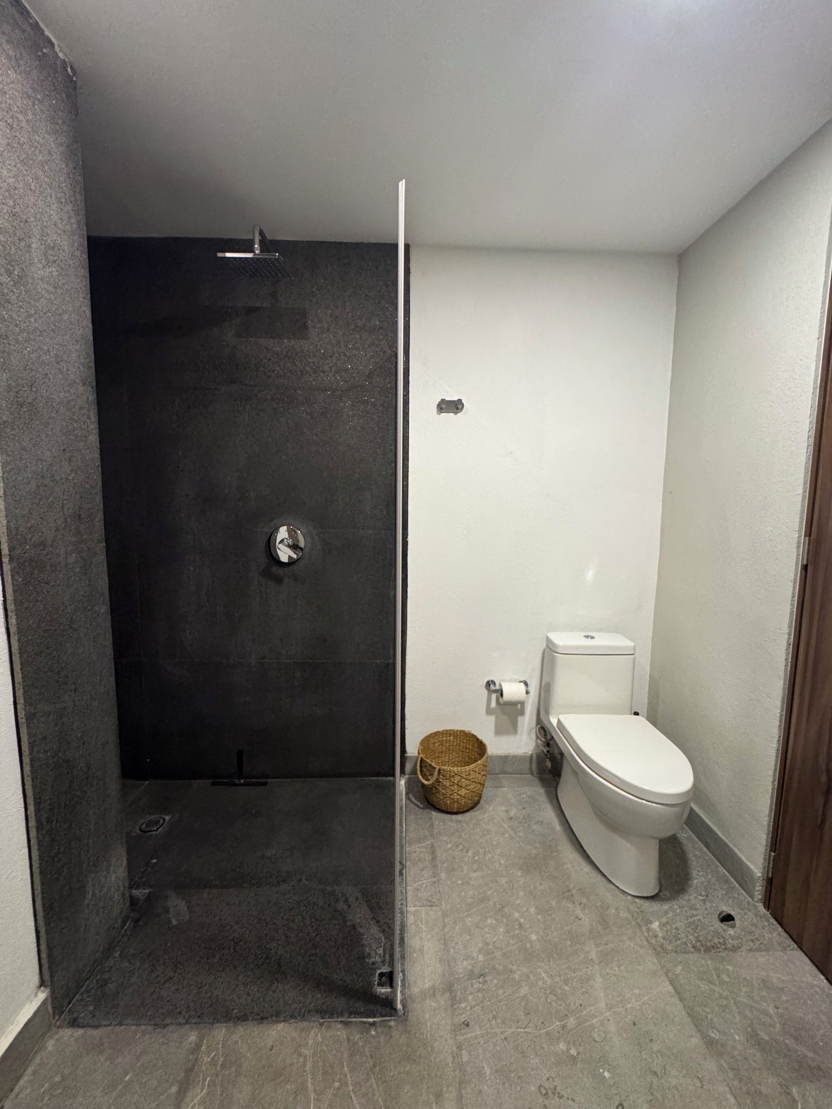 Departamento Deluxe, vista a la ciudad | Baño | Regadera, secadora de cabello, batas, toallas 